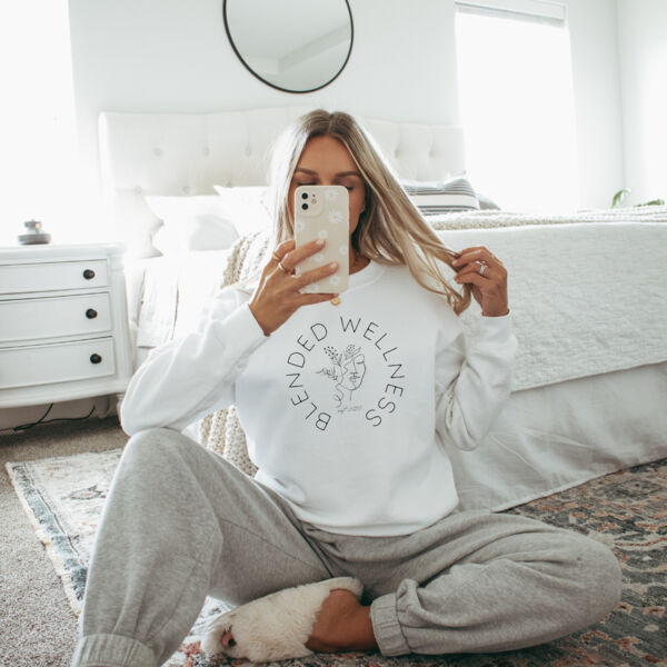 BLENDED WELLNESS | Womens Crewneck in WHITE Thumbnail
